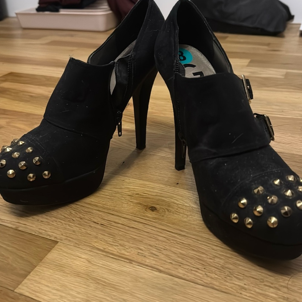 Lightly worn guess heels
